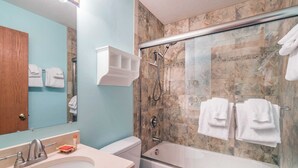 A bathroom with a sink, toilet, and bathtub. There are towels hanging on the wall and a mirror above the sink. - Ghostriders 5 by Avantstay 2 Bedroom Condo Near Main Street, Hiking & Skiing STR Permit #3571 (Telluride)