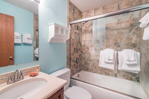 A bathroom with a sink, toilet, and bathtub. There are towels hanging on the wall and a mirror above the sink. - Ghostriders 5 by Avantstay 2 Bedroom Condo Near Main Street, Hiking & Skiing STR Permit #3571 (Telluride)