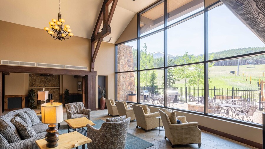 Twin Chutes by Avantstay Beautiful Ski in Ski out Condo w/ Access to Hot Tub & Gym