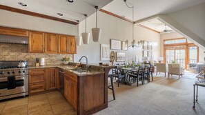 Interior - Twin Chutes by Avantstay Beautiful Ski in Ski out Condo w/ Access to Hot Tub & Gym (Breckenridge)