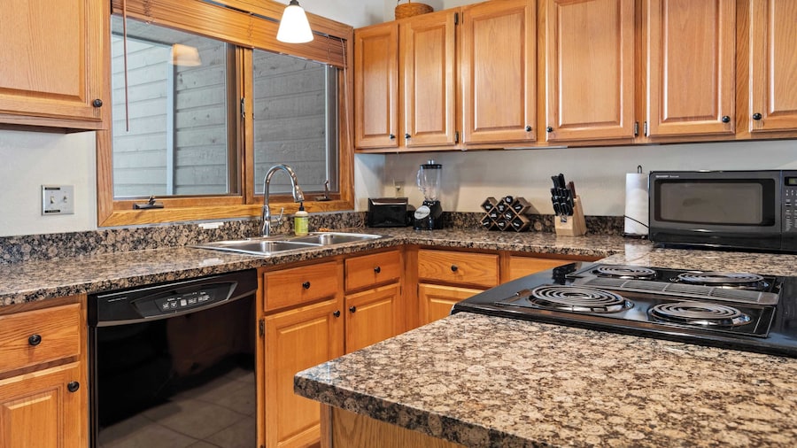 Riverside Condos A102 by Avantstay Condo Close To Downtown, Town Park & Ski Lift #8