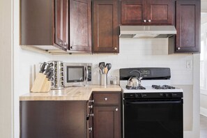 Fridge, microwave, oven, stovetop - Louise by Avantstay Cute Nashville Home w/ Large Yard & Firepit! (Nashville)