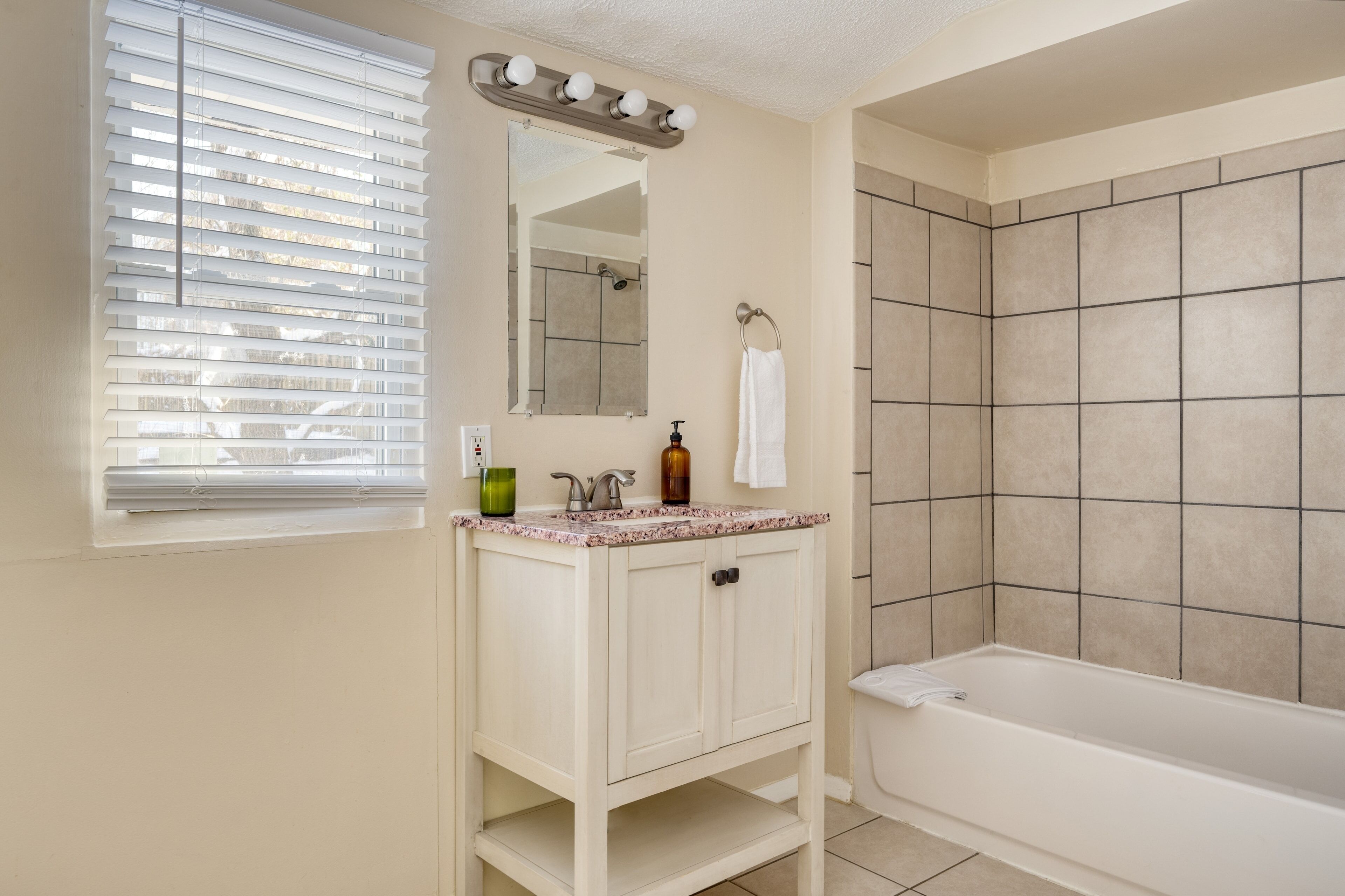 Louise by Avantstay Cute Nashville Home w/ Large Yard & Firepit!