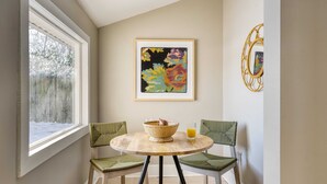 Dining - Louise by Avantstay Cute Nashville Home w/ Large Yard & Firepit! (Nashville)