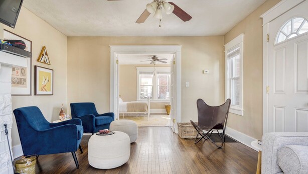 Living area - Louise by Avantstay Cute Nashville Home w/ Large Yard & Firepit! (Nashville)