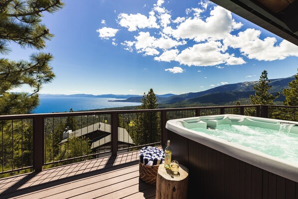 Outdoor spa tub - Juniper by Avantstay Incredible Mountainside Home w/ Incredible Lake Views! (Incline Village)