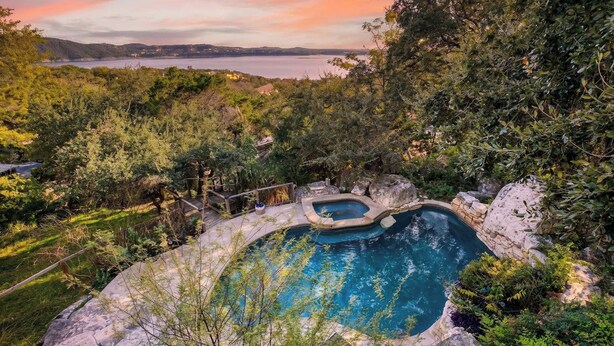 A hot spring surrounded by lush greenery and overlooking a body of water. - Dawson by Avantstay Serene Austin Home set Amongst Nature w/ Pool & Close to Lake Travis (Austin)