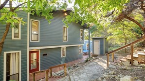 A two-story house with a front porch, a small shed, and a wooden staircase. - Dawson by Avantstay Serene Austin Home set Amongst Nature w/ Pool & Close to Lake Travis (Austin)
