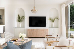 Talo (Multiple Bedrooms) | Sisätilat