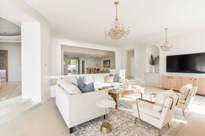 Talo (Multiple Bedrooms) | Sisätilat