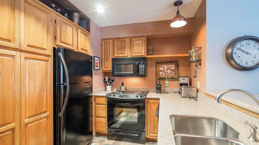 Cimarron Lodge 20 by Avantstay Ski In/ Ski Out Condo in Ideally Located Complex w/ Hot Tubs!