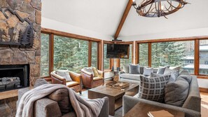 Interior - Ghostriders 11 by Avantstay Top Floor Condo w/ Large Patio & Mountain Views! (Telluride)