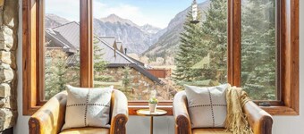 Ghostriders 11 by Avantstay Top Floor Condo w/ Large Patio & Mountain Views!