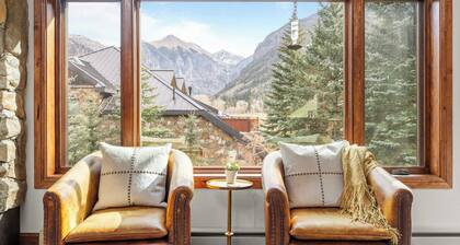 Ghostriders 11 by Avantstay Top Floor Condo w/ Large Patio & Mountain Views!