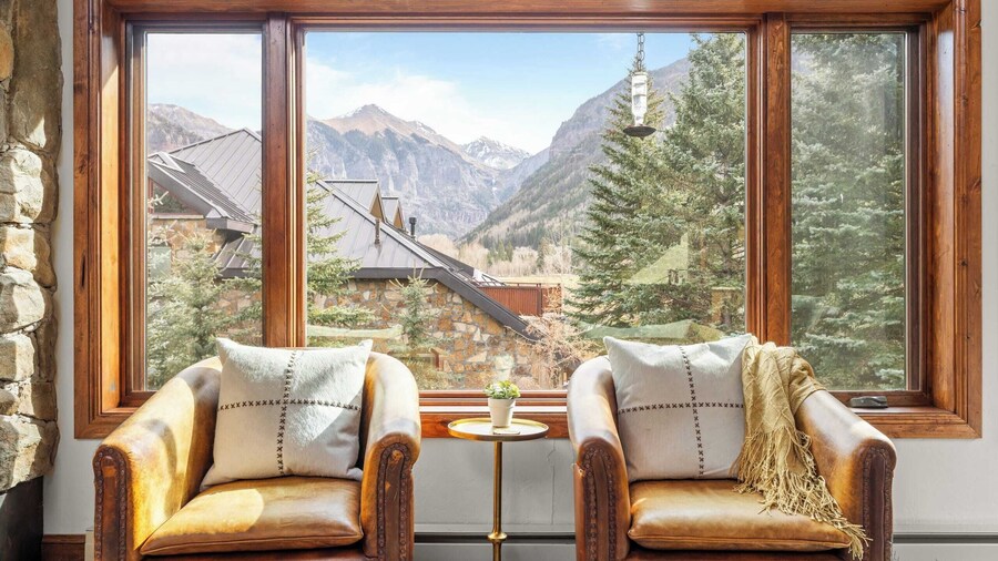 Ghostriders 11 by Avantstay Top Floor Condo w/ Large Patio & Mountain Views!