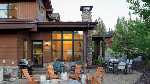 A modern house with a patio area featuring outdoor furniture and a grill. - Quartz by Avantstay Stunning Home In Truckee w/ Views (Truckee)