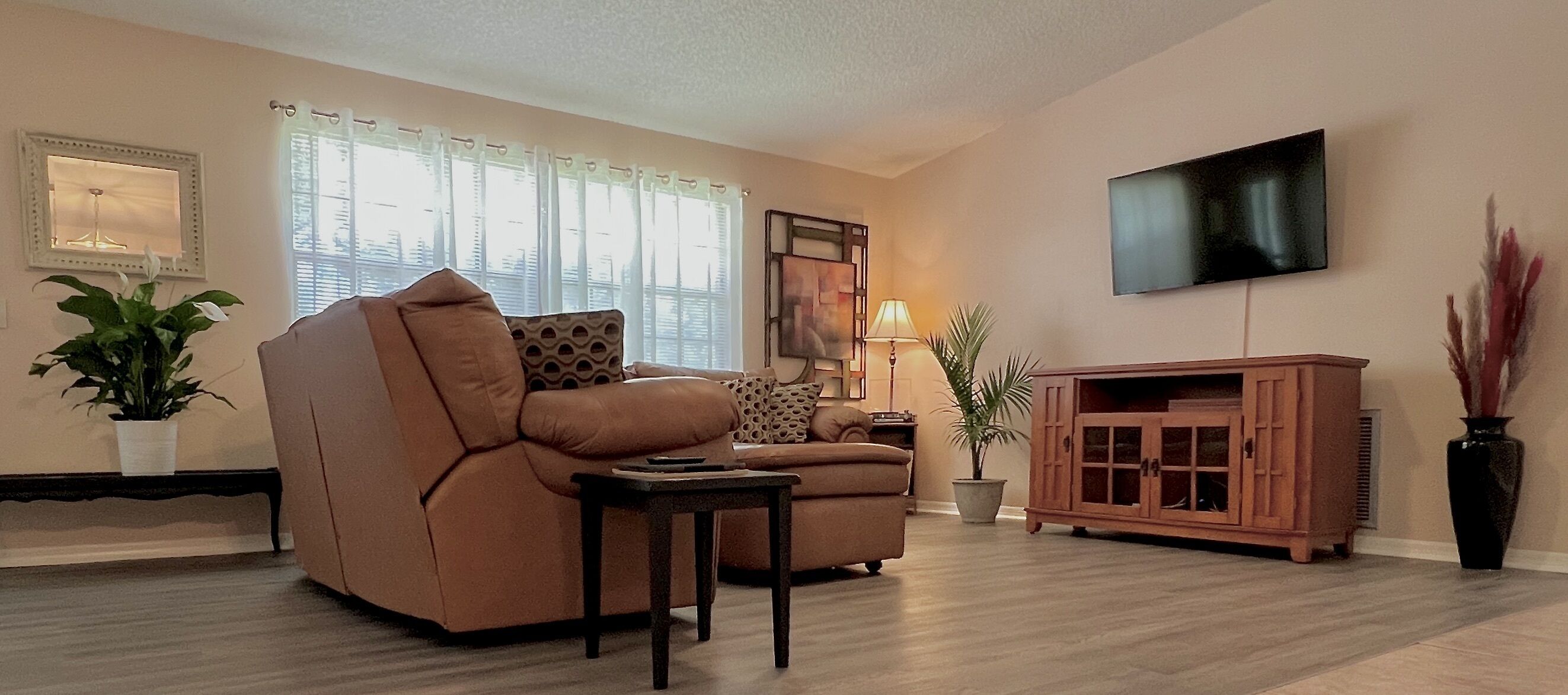 Home away from home located close to New Smyrna, Flagler Beaches and Daytona.