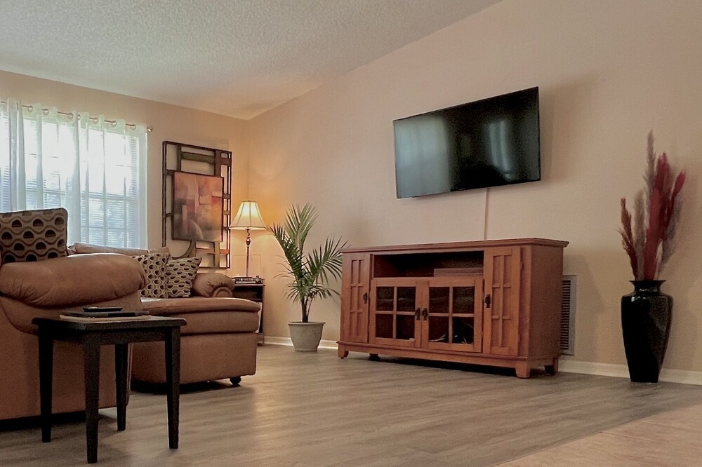 Home away from home located close to New Smyrna, Flagler Beaches and Daytona.