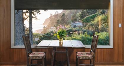 The Purcell House by Avantstay Surrounded in Lush Greenery w/ Large Yard & Ocean Views