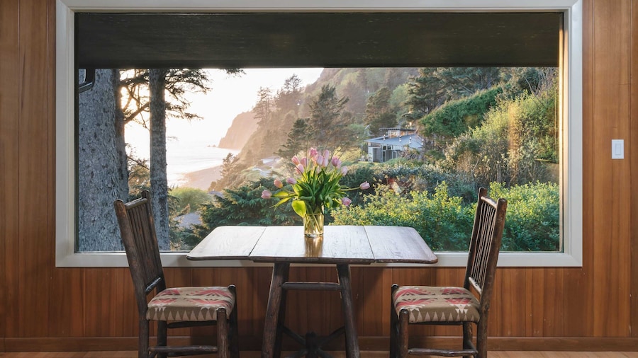 The Purcell House by Avantstay Surrounded in Lush Greenery w/ Large Yard & Ocean Views