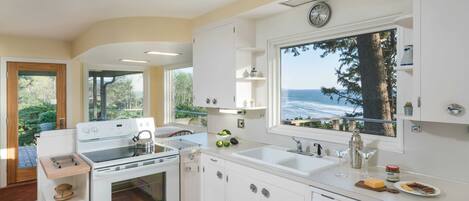 Casa (5 Bedrooms) | Cocina privada | Refrigerador, microondas, horno y parrilla de estufa