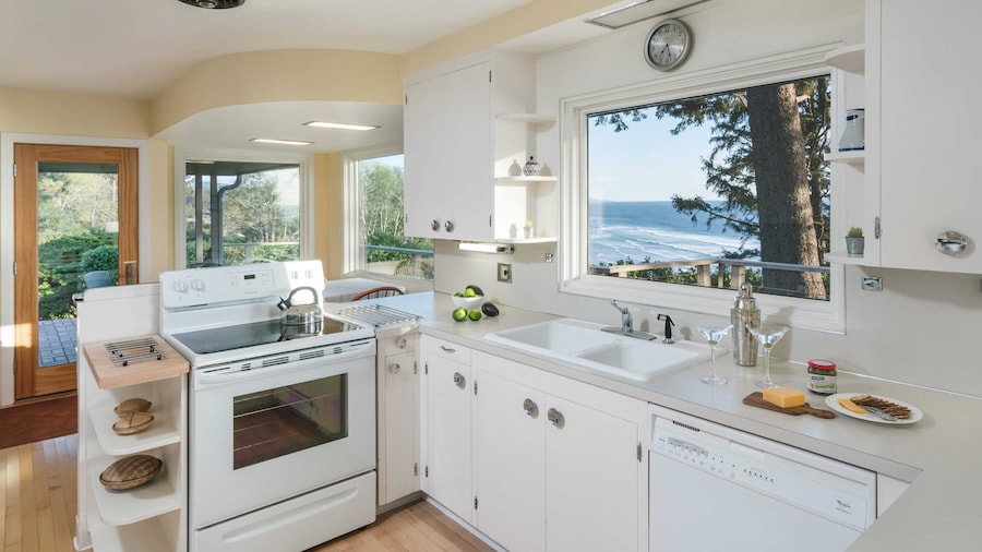 The Purcell House by Avantstay Surrounded in Lush Greenery w/ Large Yard & Ocean Views