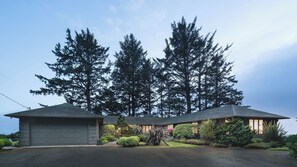 Interior - Ocean Views, Outdoor Living, 5min Walk to Beach The Purcell House by Avantstay (Manzanita)