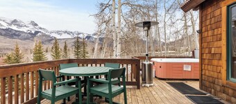 Russell Home by Avantstay Expansive Deck, Stunning Views & Hot Tub!