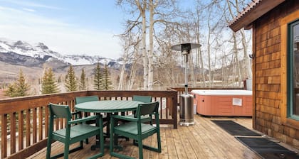 Russell Home by Avantstay Expansive Deck, Stunning Views & Hot Tub!