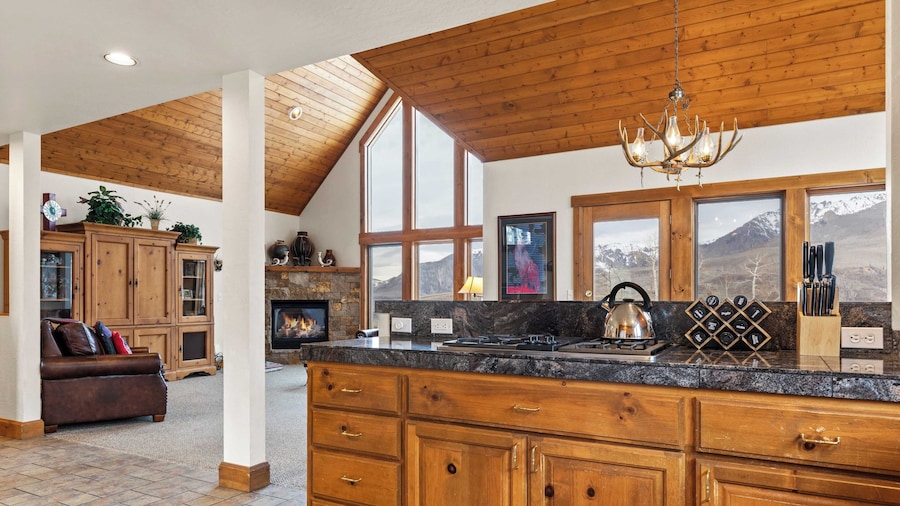 Russell Home by Avantstay Expansive Deck, Stunning Views & Hot Tub!