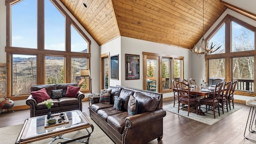 Russell Home by Avantstay Expansive Deck, Stunning Views & Hot Tub!
