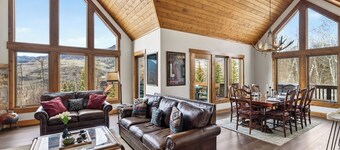 Russell Home by Avantstay Expansive Deck, Stunning Views & Hot Tub!