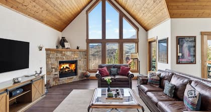 Russell Home by Avantstay Expansive Deck, Stunning Views & Hot Tub!