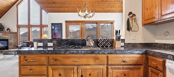 Russell Home by Avantstay Expansive Deck, Stunning Views & Hot Tub!