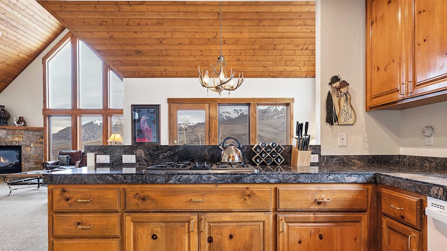 Russell Home by Avantstay Expansive Deck, Stunning Views & Hot Tub!
