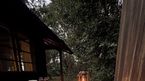 A large outdoor hot tub with a wooden deck, surrounded by trees. - Makakatana Bay Lodge (Makakatana)