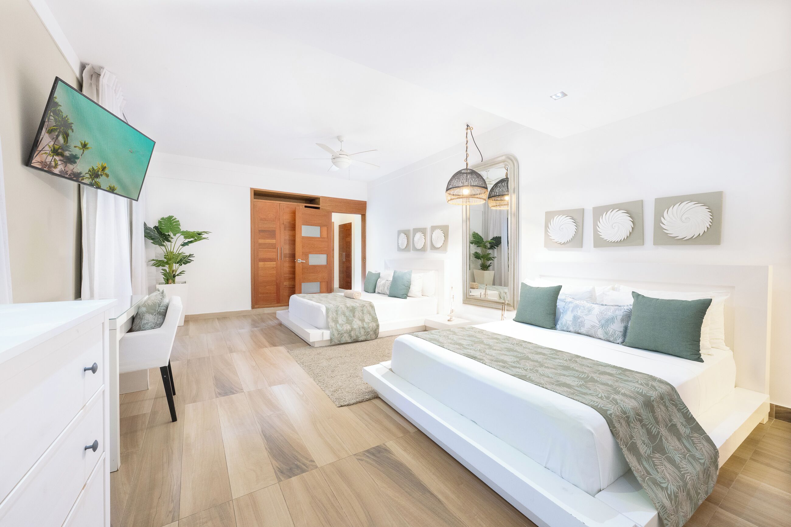 2 bedrooms, in-room safe, desk, iron/ironing board