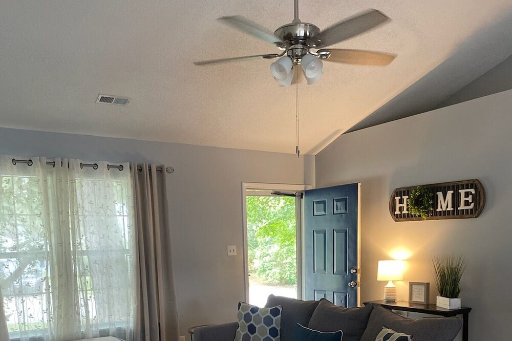 Hillandale Oasis - Newly Updated 2-Bedroom Ranch Style Home