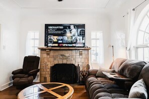 Smart TV, fireplace, computer monitors - Historic Home (Tucson)