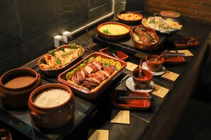 A buffet with various dishes, including rice, meat, and vegetables. - Hotel Fazenda Bela Vista (Dourado)