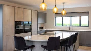 Cottage | Private kitchen | Fridge, dishwasher, electric kettle, toaster
