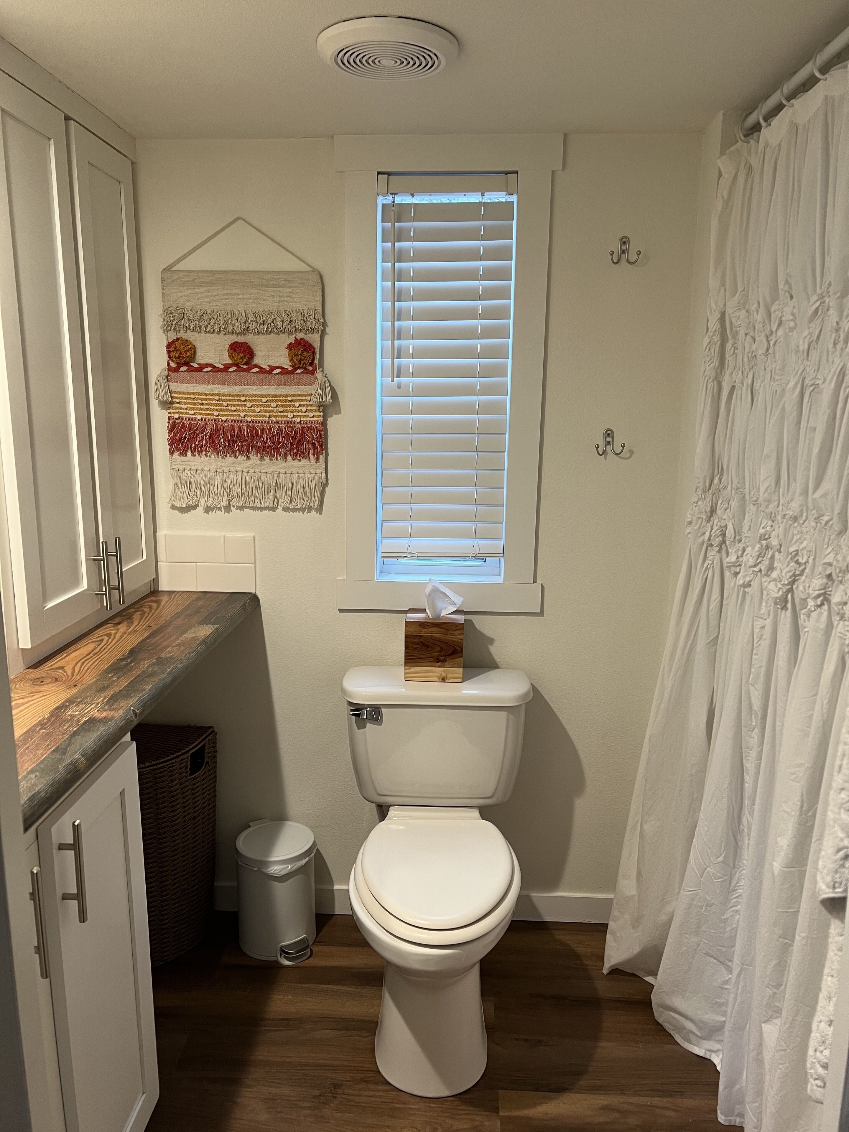 Sunny Treetop Tiny Home! Beautiful Pikes Peak View!