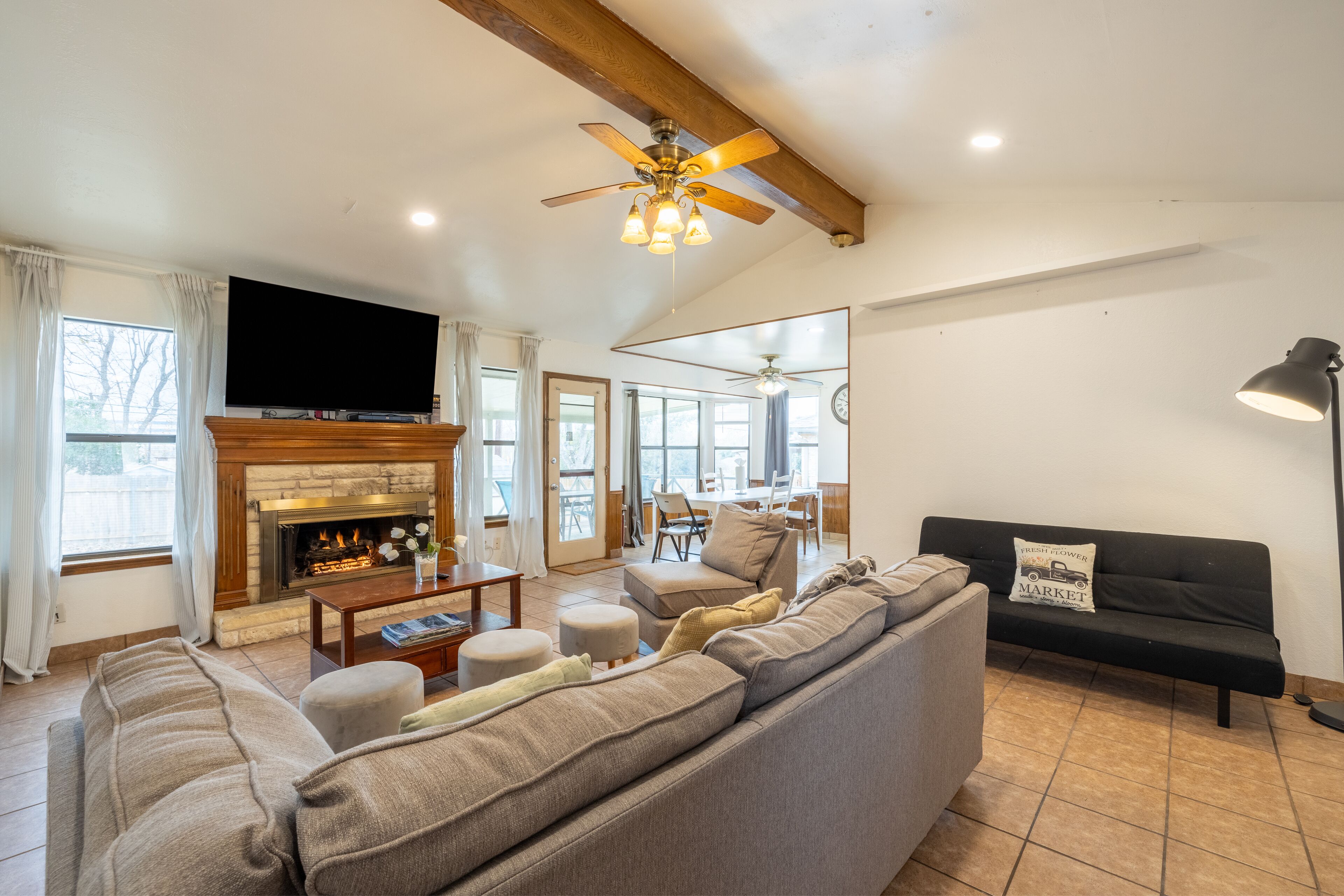 4b2b CozyBeautiful quiet newly renovated family home, shady yards