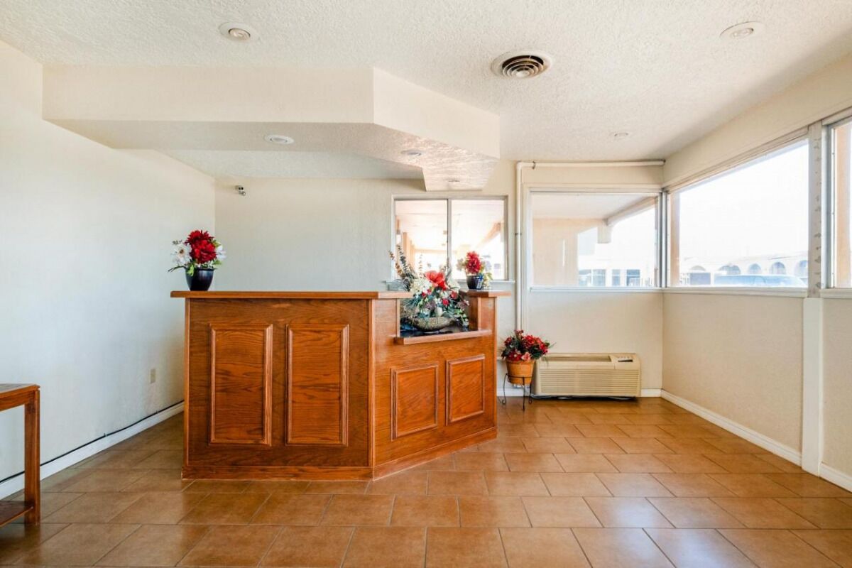 Affordable Stay! FREE Parking, Close to Ackley Park and National Route 66 Museum