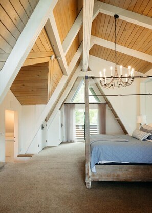 3 bedrooms, desk, iron/ironing board, travel cot