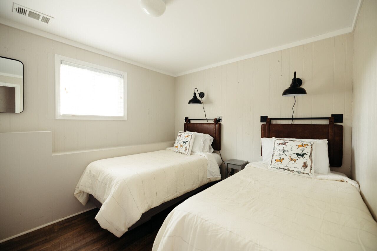 1 habitación, tabla de planchar con plancha, cuna de viaje y wifi 