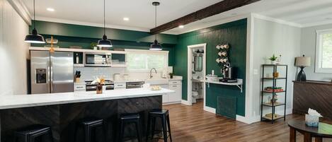 冷蔵庫、電子レンジ、オーブン、コンロ