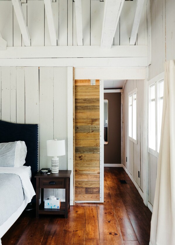 1 habitación, escritorio, tabla de planchar con plancha y cuna de viaje