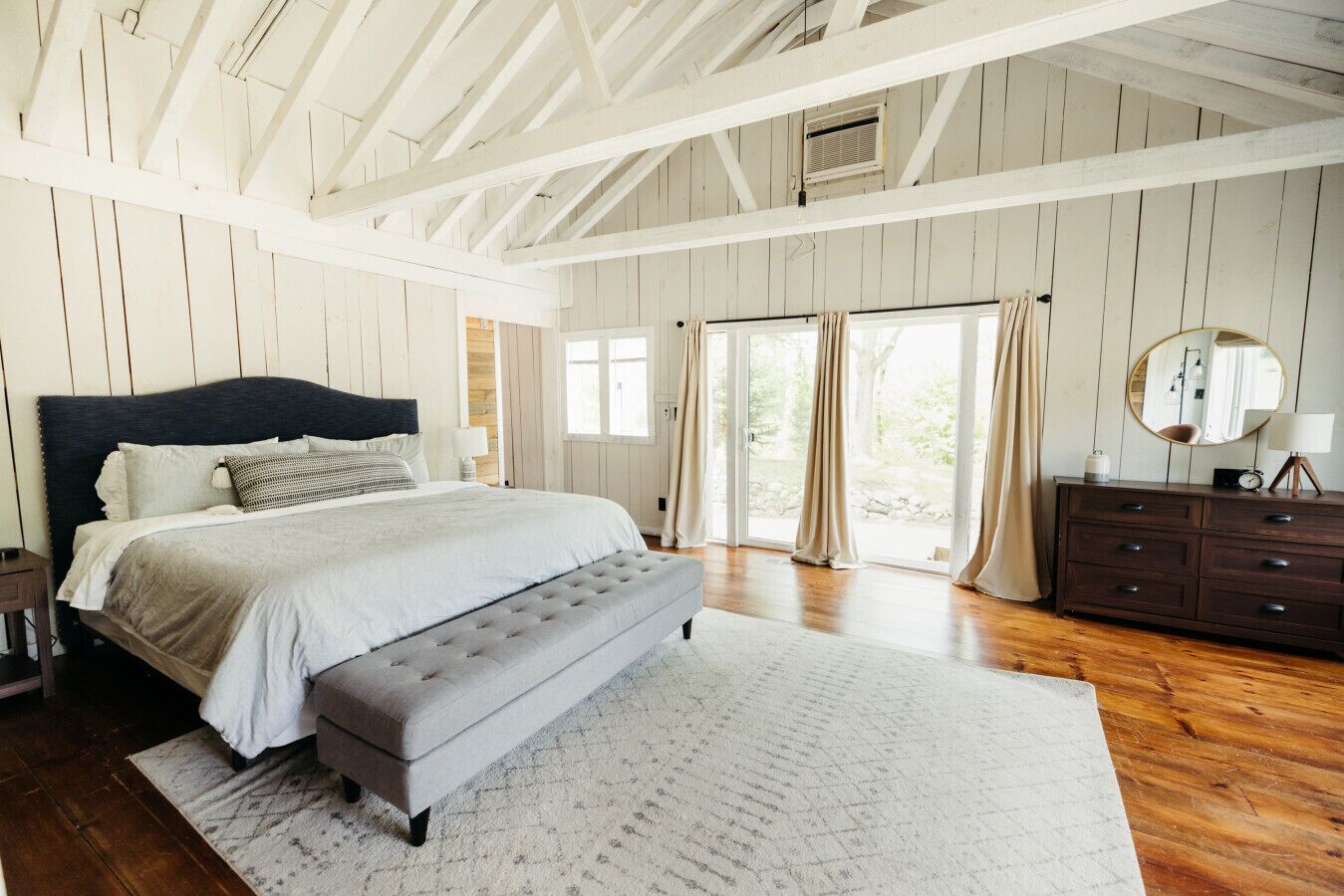 1 chambre, bureau, fer et planche à repasser, lit de bébé portatif