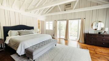 1 chambre, bureau, fer et planche à repasser, lit de bébé portatif